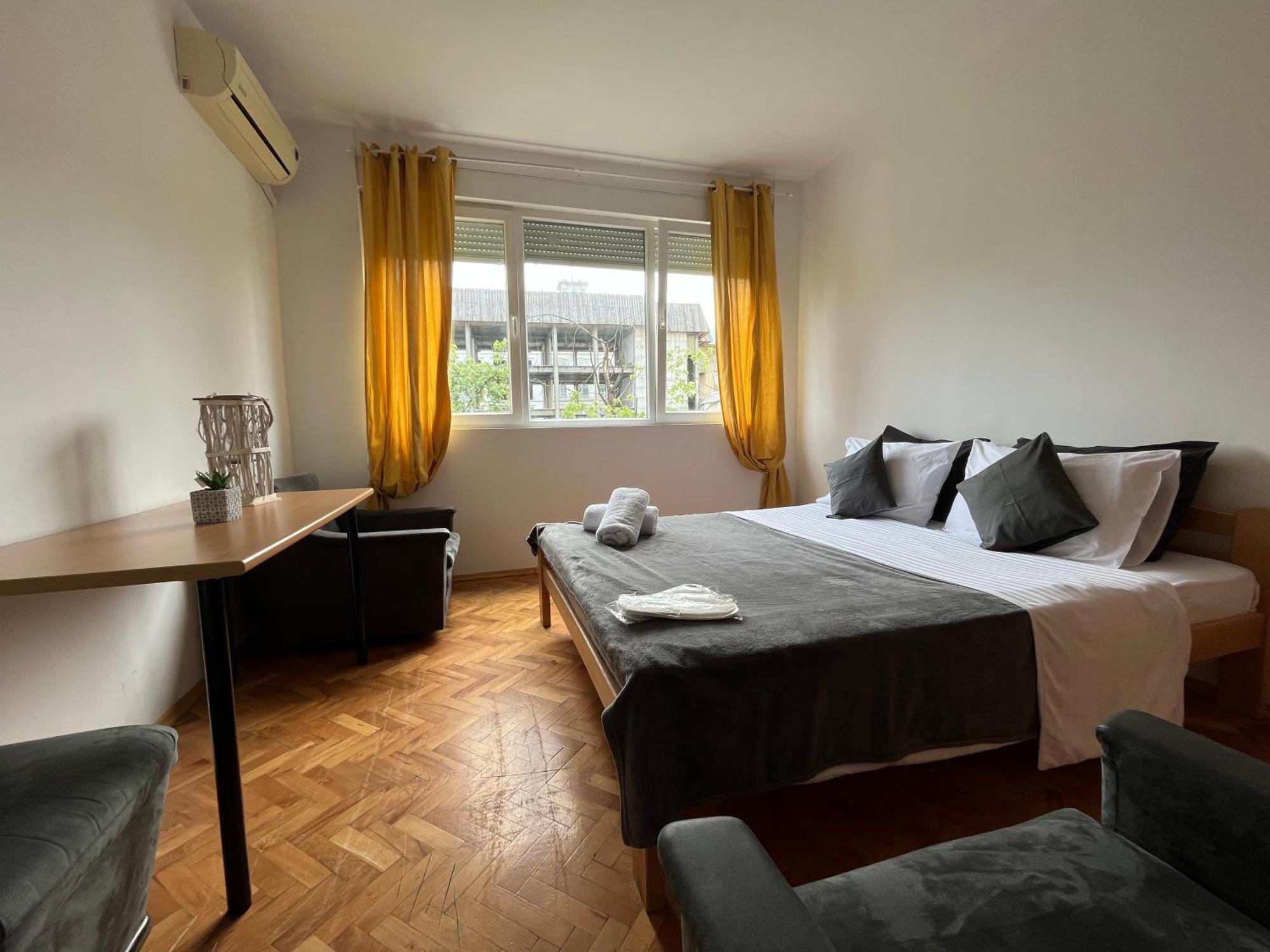 Central M - 5 Apartments Skopje Buitenkant foto